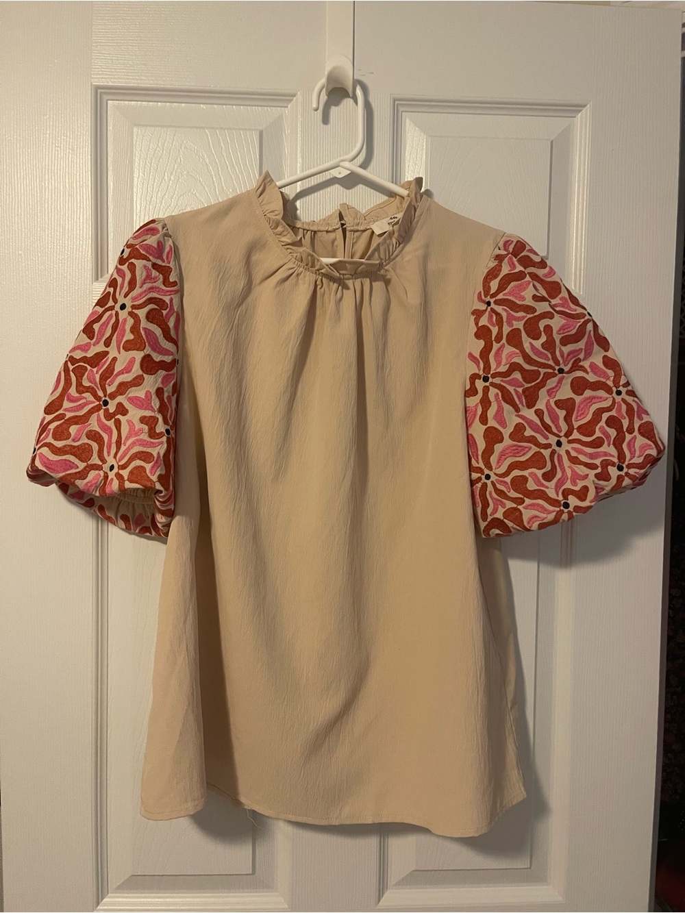 Women’s entro blouse with puff floral sleeves